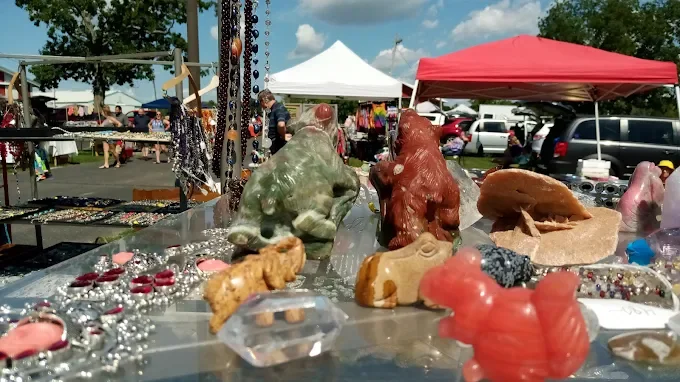 What makes wilmot flea market special