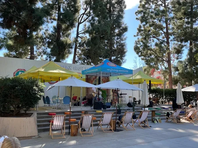 Live entertainment and atmosphere