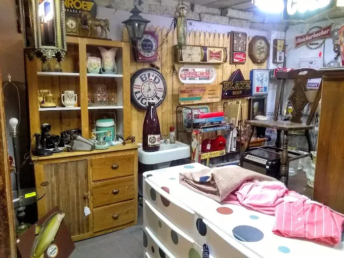golden era collectibles caters to mid-century modern enthusiasts and memorabilia collectors